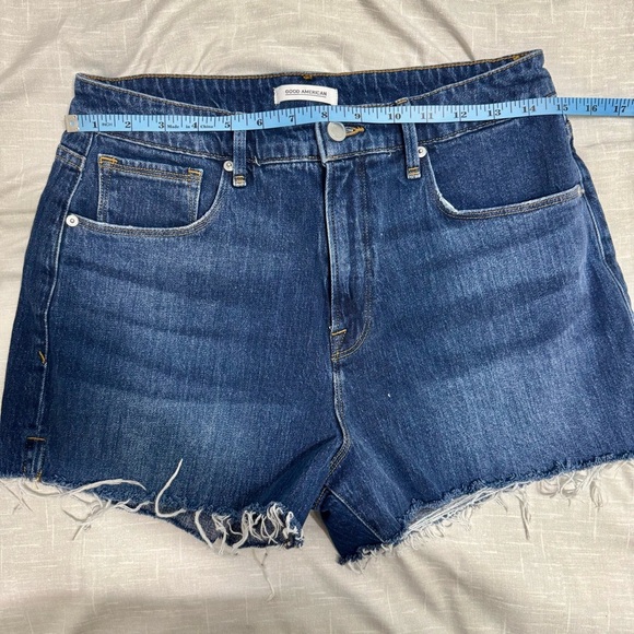 Good American Medium Dark Wash High Rise Cut Off Jeans Shorts Sz 12/31 - Picture 5 of 7
